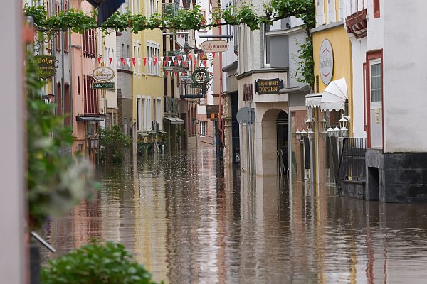 Die Mosel hat die Altstadt von Zell überflutet. - © Thomas Frey/dpa