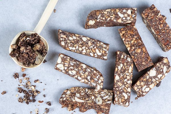 Auch Produkte, die gesund erscheinen, können zu viel Zucker in sich tragen. (Symbolbild) - © Sebastian Kahnert/dpa