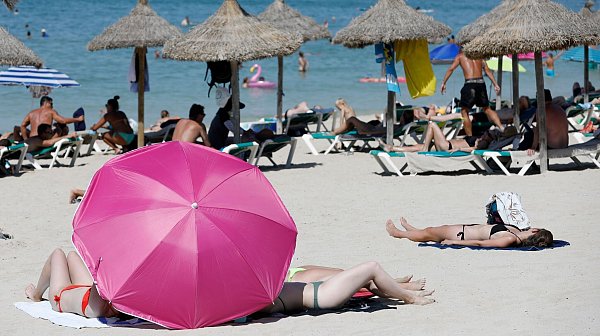 Strandurlaub ist immer noch heiß begehrt. (Archivbild) - © Clara Margais/dpa