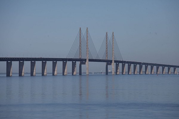 Verbindet seit 25 Jahren Dänemark und Schweden: die Öresundbrücke. - © Steffen Trumpf/dpa