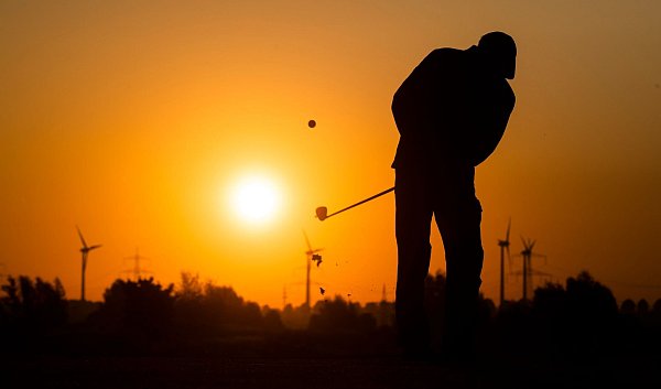 Golfen bei Sonnenaufgang. (Symbolbild) - © Julian Stratenschulte/dpa