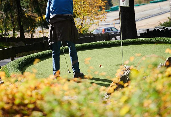 Manchmal ist es wie verflixt und der Ball kommt wieder aus dem Loch heraus. (Symbolbild) - © Annette Riedl/dpa