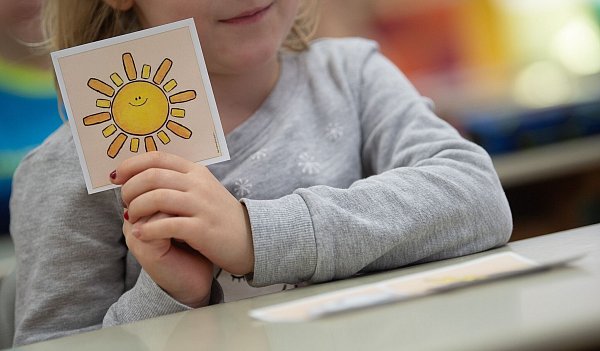 Seelisch gesunde Kinder können auch ihren Alltag in Schule und Freizeit gut bewältigen (Archivbild) - © Sebastian Gollnow/dpa