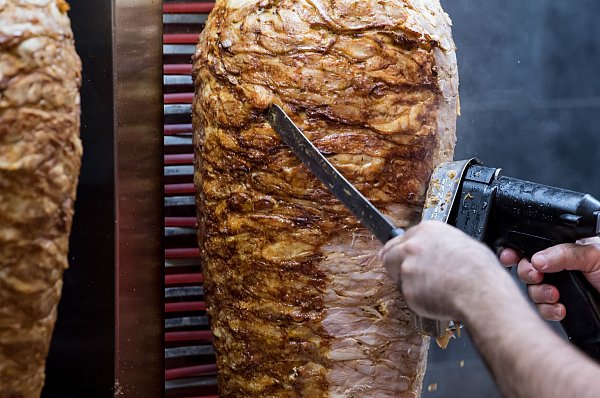 Das Unternehmen Birtat stellt bei Ludwigsburg Dönerspieße her. Nun legte ein Warnstreik die Produktion lahm. (Symbolfoto) - © Sven Hoppe/dpa