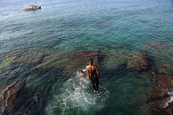 Das Wasser an den wenigen öffentlichen Badestellen gilt als hoch verschmutzt und zum Teil gesundheitsgefährdend. - © Marwan Naamani/dpa
