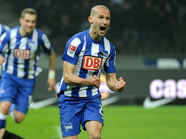 Ex-Hertha-Spieler Peer Kluge (hier jubelnd nach seinem Treffer gegen Kaiserslautern am 25.2.2013) scheint kurz vor einem Wechsel zu Arminia Bielefeld zu stehen. Das geht aus übereinstimmenden Medienberichten hervor. - © FOTO: DPA