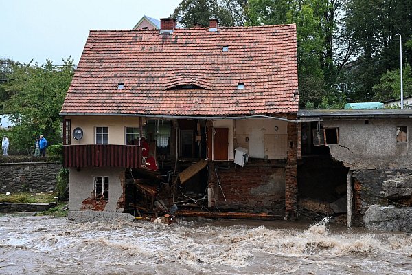 Hochwasser hat im polnischen Kurort Ladek-Zdroj (Bad Landeck) Schäden angerichtet. - © Maciej Kulczynski/PAP/dpa