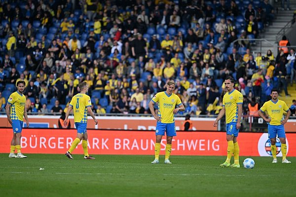 Deprimierende Stimmung: Die Spieler von Eintracht Braunschweig nach dem 1:4 gegen Nürnberg. - © Swen Pförtner/dpa