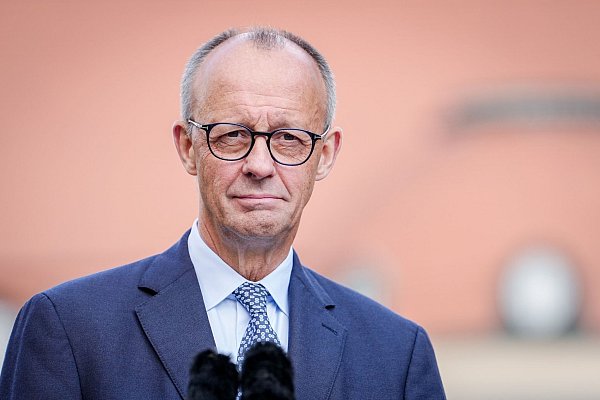 Der Kanzler will die Wettbewerbsfähigkeit der Branche stärken. (Archivbild) - © Kay Nietfeld/dpa