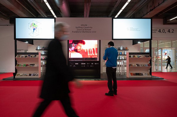 Ein Mann geht auf der Frankfurter Buchmesse 2021 am spanischen Pavillon vorbei. Spanien wird kommendes Jahr das Ehrengastland sein. - © picture alliance/dpa