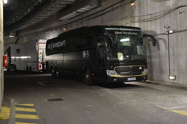 Der deutsche Mannschaftsbus blieb nach den Anschlägen in Paris lange in den Katakomben des Stade de France (Archivbild). - © picture alliance / dpa