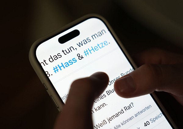 Soziale Medien gefährden Experten zufolge die Demokratie. (Archivbild) - © Marcus Brandt/dpa