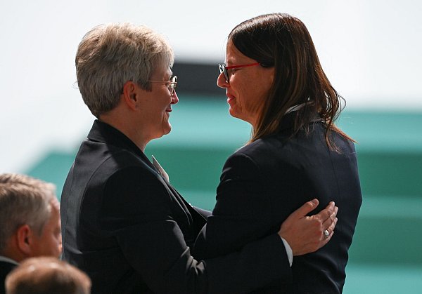 Silke Sinning (r) gewann die Kampfabstimmung gegen Silke Raml (l). - © Arne Dedert/dpa