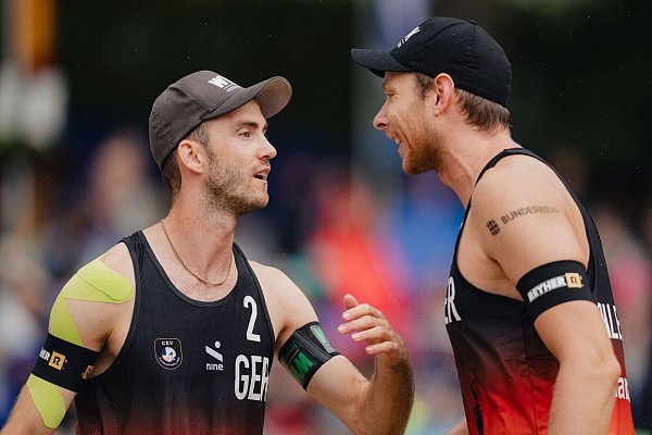 Erfolgreicher Auftakt in die WM: Nils Ehlers (r) und Clemens Wickler (Archivbild) - © Marius Becker/dpa