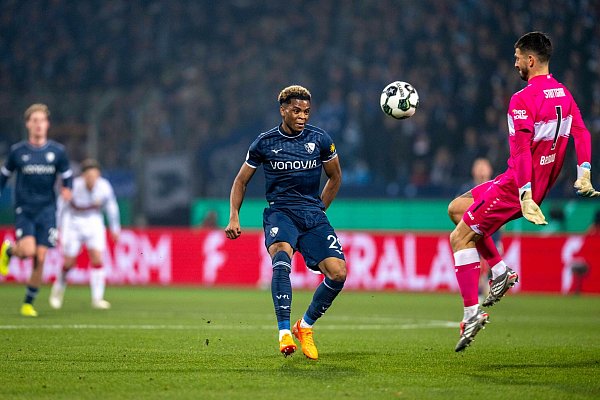 Farid Alfa-Ruprecht (l) vergab eine große Chance gegen Fabian Bredlow. - © David Inderlied/dpa