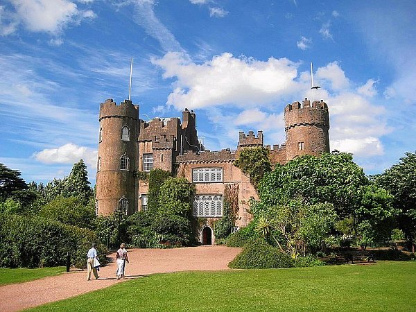 Vor den Toren der Stadt liegt dieses sehenswerte Märchenschloss aus dem 12. Jahrhundert in einem riesigen Park. - © FOTO: JÜRGEN JUCHTMANN