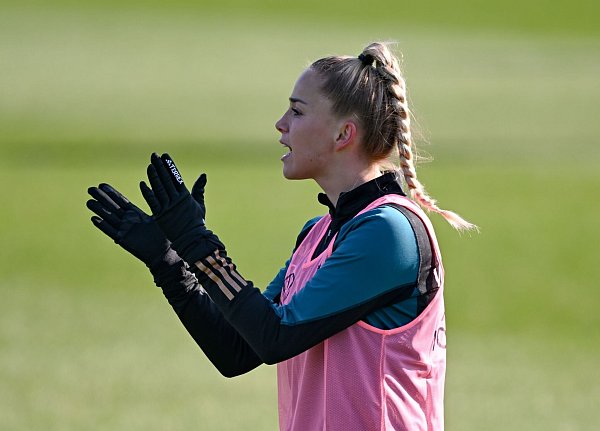 Giulia Gwinn führt künftig die deutschen Fußballerinnen als Stammkapitänin an. - © Arne Dedert/dpa