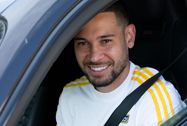 Gute Laune zum Vorbereitungsstart: Raphael Guerreiro - © Sven Hoppe/dpa