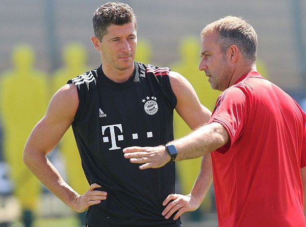 Alte Bekannte: Robert Lewandowski (l) blüht unter Flick in Barcelona wieder auf. - © M. Donato/FC Bayern/dpa