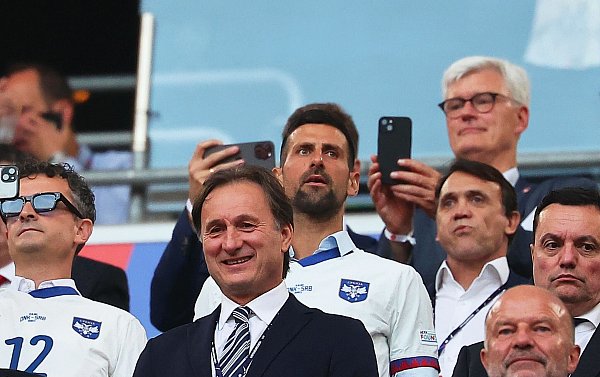 Tennisstar Novak Djokovic (M.) feuerte Serbien von der Tribüne aus an. - © Daniel Löb/dpa