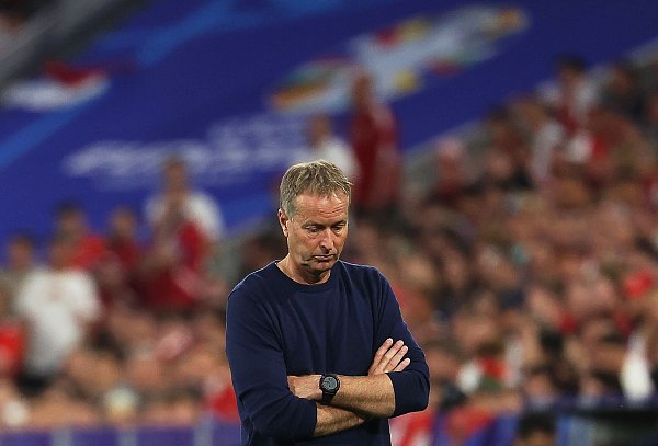 Dänemarks Trainer Kasper Hjulmand zitterte an der Seitenlinie mit seinem Team. - © Daniel Löb/dpa