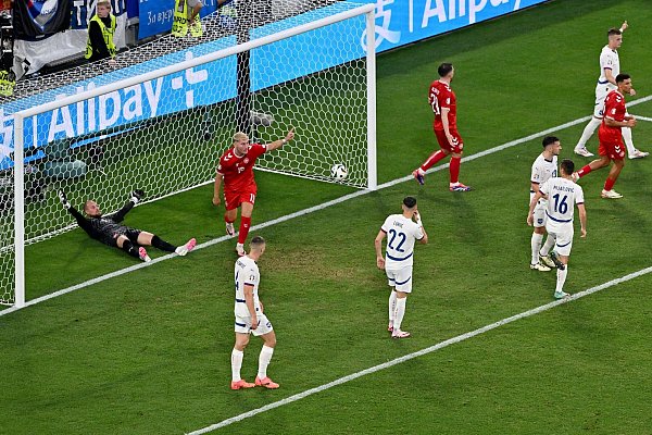 Ein Treffer für die Dänen wurde zu Recht nicht gegeben. - © Peter Kneffel/dpa