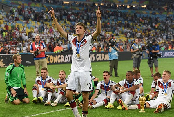 Thomas Müller feiert den WM-Sieg 2014 in Brasilien. - © Andreas Gebert/dpa