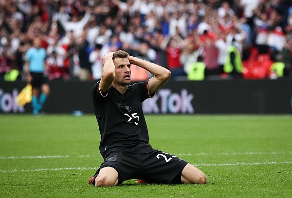 Thomas Müller nach seiner vergebenen Großchance im EM-Achtelfinale 2021. - © Christian Charisius/dpa