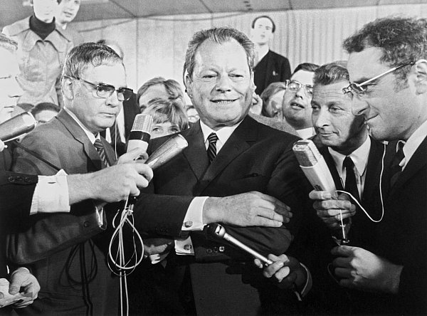 Willy Brandt stellte 1969 in seiner ersten Regierungserklärung die Absenkung des Volljährigkeitsalters in Aussicht. (Archivbild) - © dpa