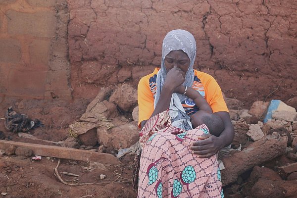 Eine Frau in der nigerianischen Stadt Mokwa, in der ein Unwetter schwere Zerstörungen angerichtet hat. - © Usman Salihu Mokwa/AP/dpa