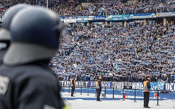 Mehrere Hundertschaften der Polizei waren bei dem Spiel im Einsatz. - © Andreas Gora/dpa