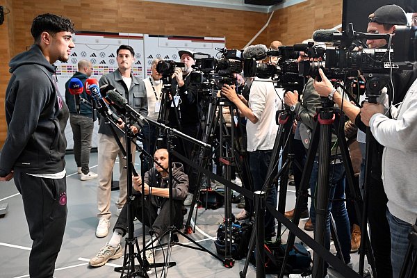 Bayern-Profi Aleksandar Pavlovic beantwortet im DFB-Quartier Reporterfragen. - © Federico Gambarini/dpa