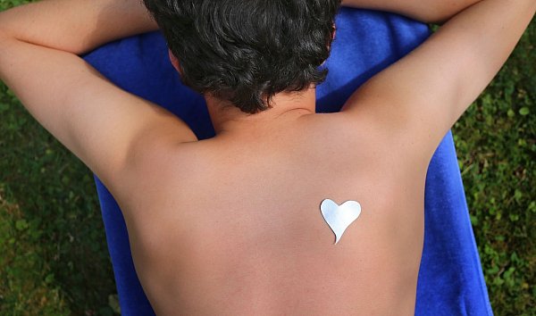 Bei diesem Trend sehen Hautärzte rot: Junge Leute legen sich derzeit Schablonen auf die Haut - und lassen sich dann absichtlich von der Sonne verbrennen. Gewünschtes Ergebnis: ein zeitlich befristetes Tattoo. Tatsächliches Ergebnis: ein Sonnenbrand. - © Karl-Josef Hildenbrand/dpa/dpa-tmn