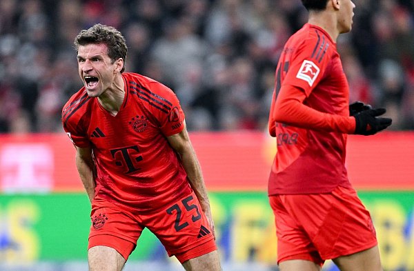 Thomas Müller (l) sieht im Sieg auch ein Signal. - © Sven Hoppe/dpa