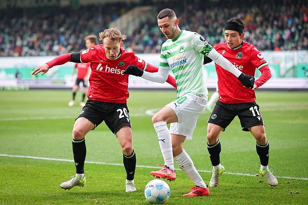 Branimir Hrgota ist nur schwer vom Ball zu trennen. - © Daniel Karmann/dpa