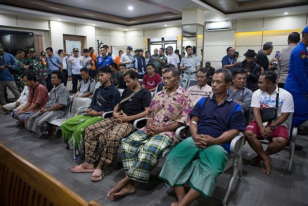 Die Überlebenden wurden zunächst ärztlich untersucht. - © Firdia Lisnawati/AP/dpa