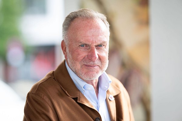 Für Karl-Heinz Rummenigge ist der FC Bayern kein Außenseiter. - © Lukas Barth/dpa