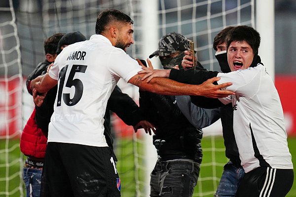 Die Spieler konnten die Lage nicht beruhigen. - © Esteban Felix/AP/dpa
