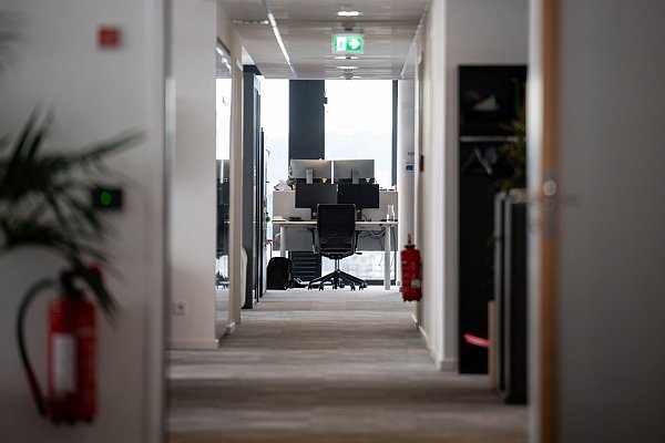 Durch Homeoffice haben laut dem Ifo-Institut 6 Prozent aller Unternehmen ihre Büroflächen bereits verkleinert, weitere 8 Prozent planen es. (Archivbild) - © Sebastian Gollnow/dpa