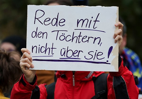 250 Demonstranten versammelten sich vor der Dresdner Staatskanzlei während des Besuchs des Kanzlers in der sächsischen Hauptstadt. - © Jan Woitas/dpa