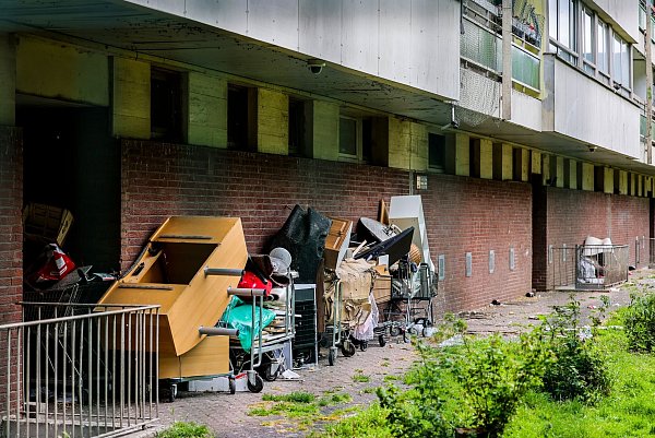 Auf der Rückseite eines Hochhauses an der Ottostraße ist von Hausmeistern eingesammelter Sperrmüll gelagert. (Archivbild) - © Christoph Reichwein/dpa