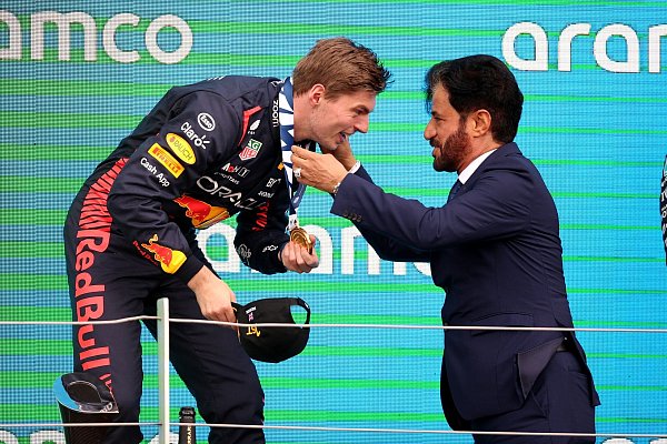Da konnte Max Verstappen noch mit FIA-Präsident Mohammed Ben Sulayem lachen. - © Nigel French/PA Wire/dpa