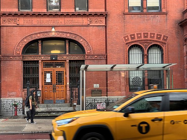 In New York sind die klassischen Taxis als «Yellow Cabs» bekannt. (Archivbild) - © Benno Schwinghammer/dpa