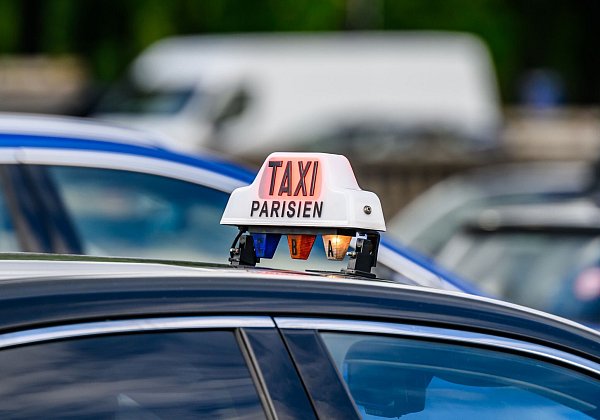 In Frankreich gibt es keine festgelegte Farbe für Taxis, jedoch sind die meisten silber, grau oder schwarz. (Archivbild) - © Robert Michael/dpa