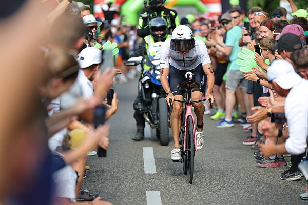 Der deutsche Triathlet Jonas Schomburg wurde nach einem starken Roth-Rennen Zweiter. - © Daniel Karmann/dpa
