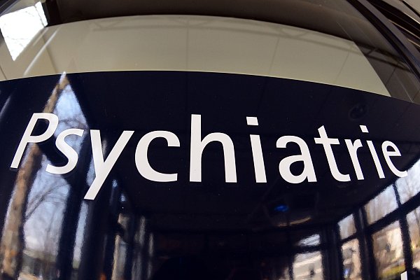 Notärztinnen sind behandeln psychiatrische Notfälle empathischer als ihre Kollegen. (Symbolfoto). - © picture alliance / dpa