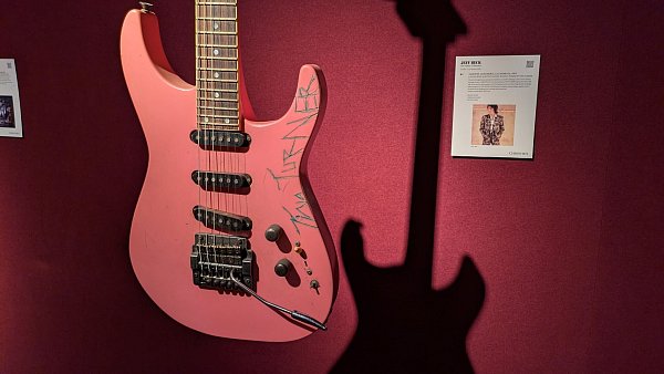 Jeff Becks Gitarre «Tina», die Tina Turner einst mit Messer und Nagellack signiert hatte - © Philip Dethlefs/dpa