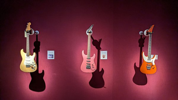 Jeff Becks Gitarre «Tina» (Mitte) hatte Sängerin Tina Turner einst mit Messer und Nagellack signiert - © Philip Dethlefs/dpa