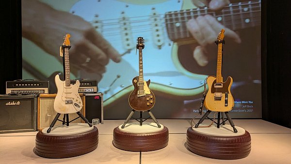 Drei legendäre Gitarren von Jeff Beck - "Anoushka", "The Oxblood" und "The Tele-Gib" - © Philip Dethlefs/dpa