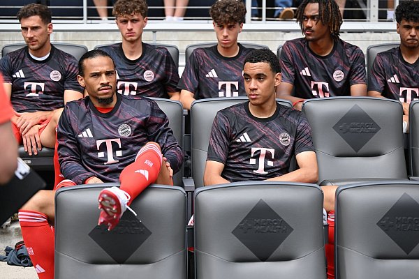Bislang war die Ersatzbank der WM-Stammplatz von Jamal Musiala. Neben ihm der inzwischen angereiste Leroy Sané (l). - © Sven Hoppe/dpa